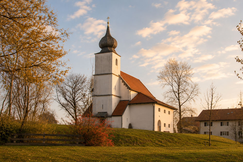 Wasserburg Steinbrünning (Brünning) - Kirche St. Johann Baptist Wasserburg Steinbrünning (Brünning) im Landkreis Berchtesgadener Land