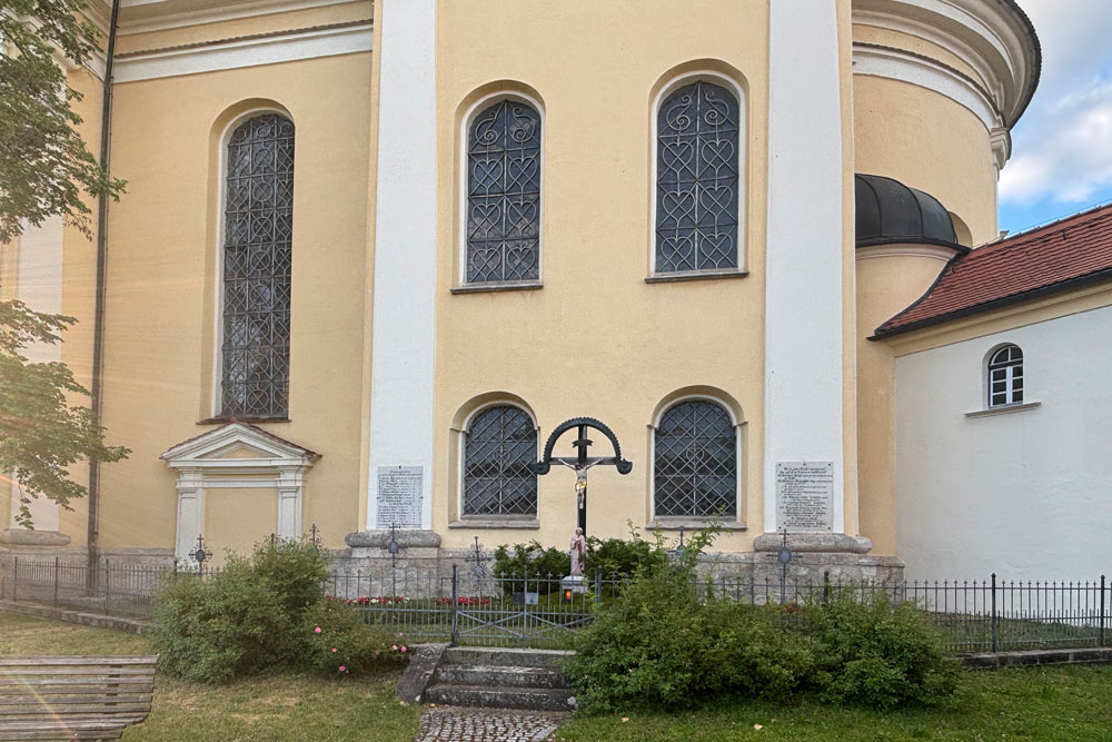 Franziskanerkloster Grafrath-Unteralting (ehemaliges Benediktinerkloster) - Wallfahrtskirche St. Rasso Franziskanerkloster Grafrath-Unteralting (ehemaliges Benediktinerkloster) im Landkreis Fürstenfeldbruck