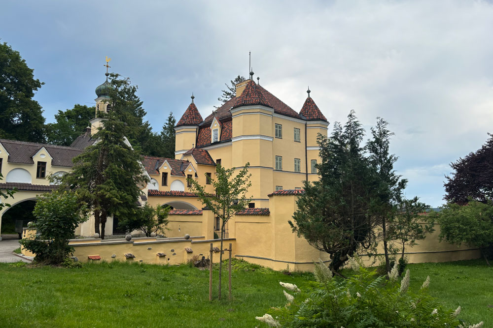 Schloss Garatshausen (Altes und Neues Schloss) im Landkreis Starnberg