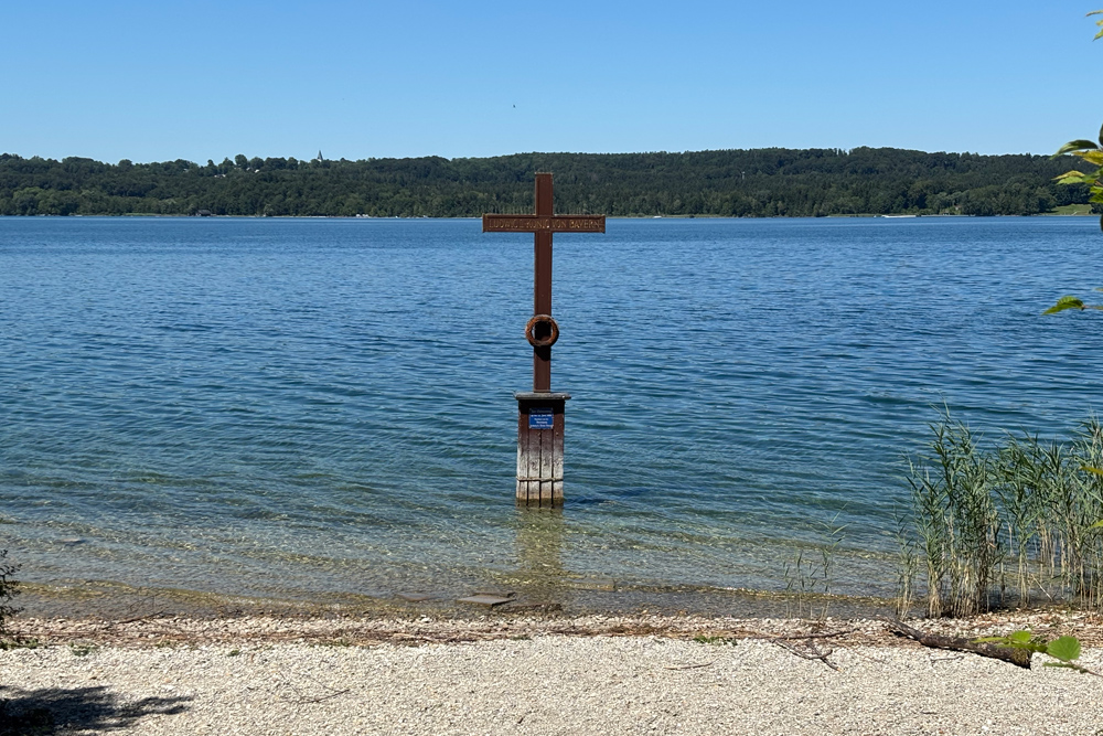 Gedenkkreuz beim Schloss Berg (Bayern) im Landkreis Starnberg