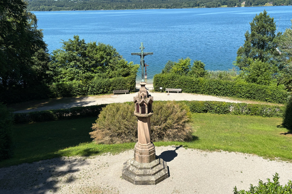 Totenleuchte beim Schloss Berg (Bayern) im Landkreis Starnberg