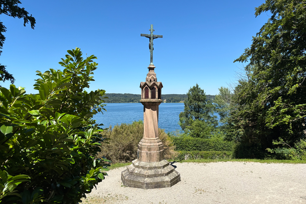 Totenleuchte beim Schloss Berg (Bayern) im Landkreis Starnberg